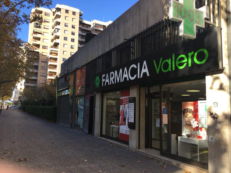 Fachada de farmacia valero